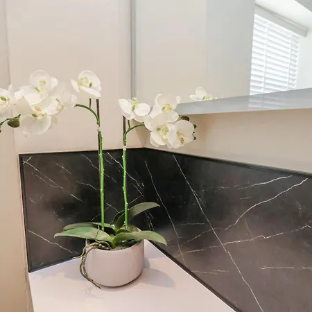 Apartment 403 The Salisbury